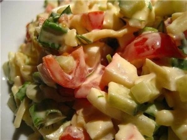 Салат з куркою та овочами