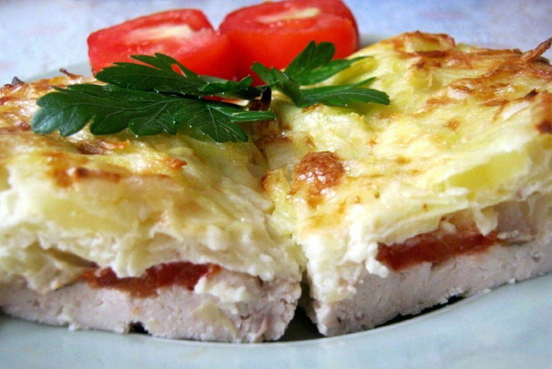 Курица, запеченная под тертым картофелем
