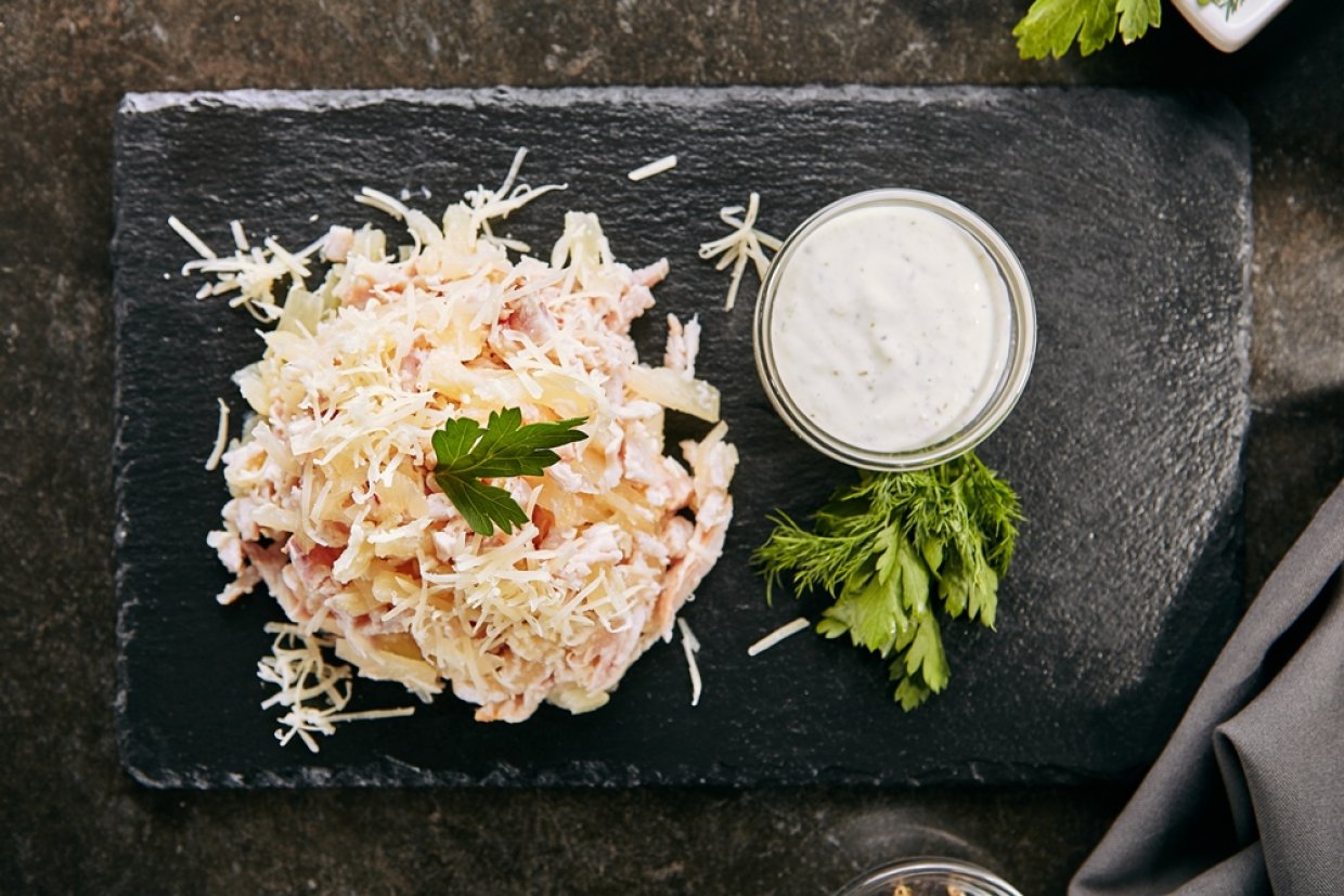 Салат з ананасами, сиром та копченою куркою
