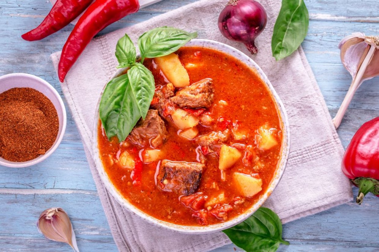Гуляш по-домашньому з часником