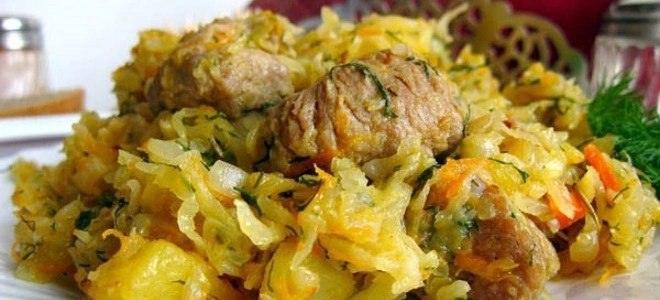 Свинина, тушеная с капустой и картошкой