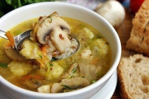 Гречаний суп з грибами та картопляними галушками