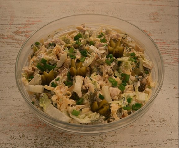Салат з курки з пекінською капустою та маринованими огірками