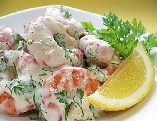 Салат з креветок та крабових паличок