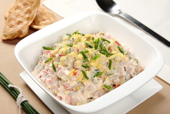 Салат з шинкою, сиром та овочами