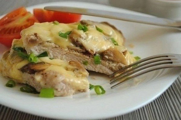 Свинина с шампиньонами и сыром