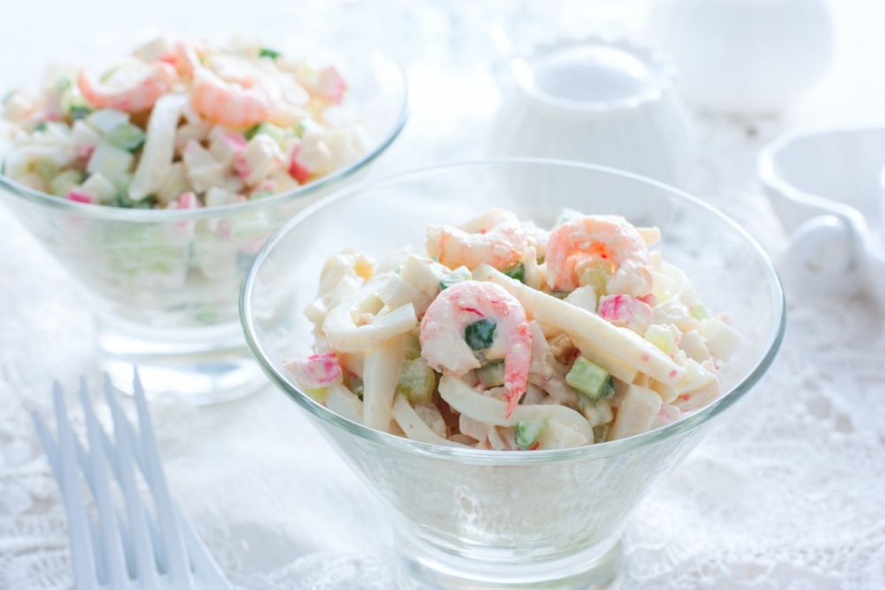 Салат Морський з кальмарами, креветками та крабовими паличками