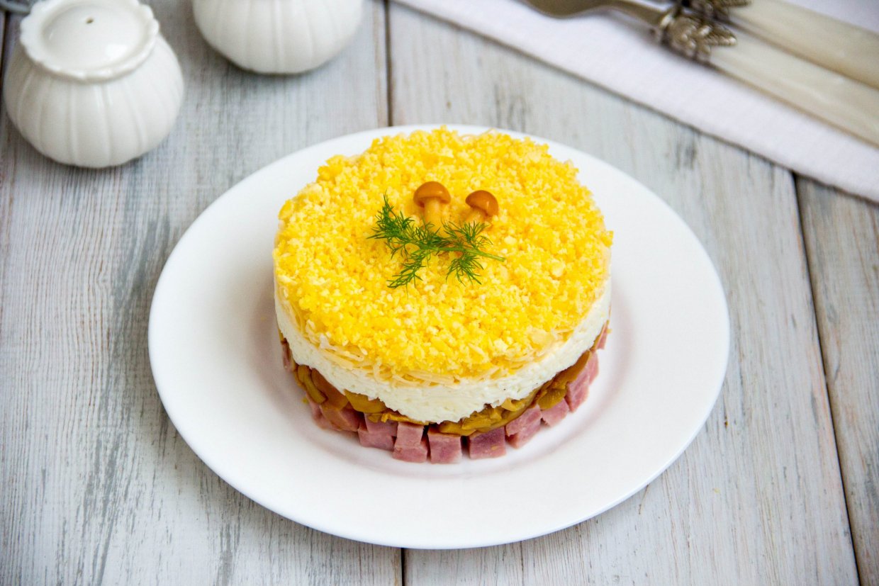 Листковий салат з маринованими грибами, шинкою, сиром та яйцями.