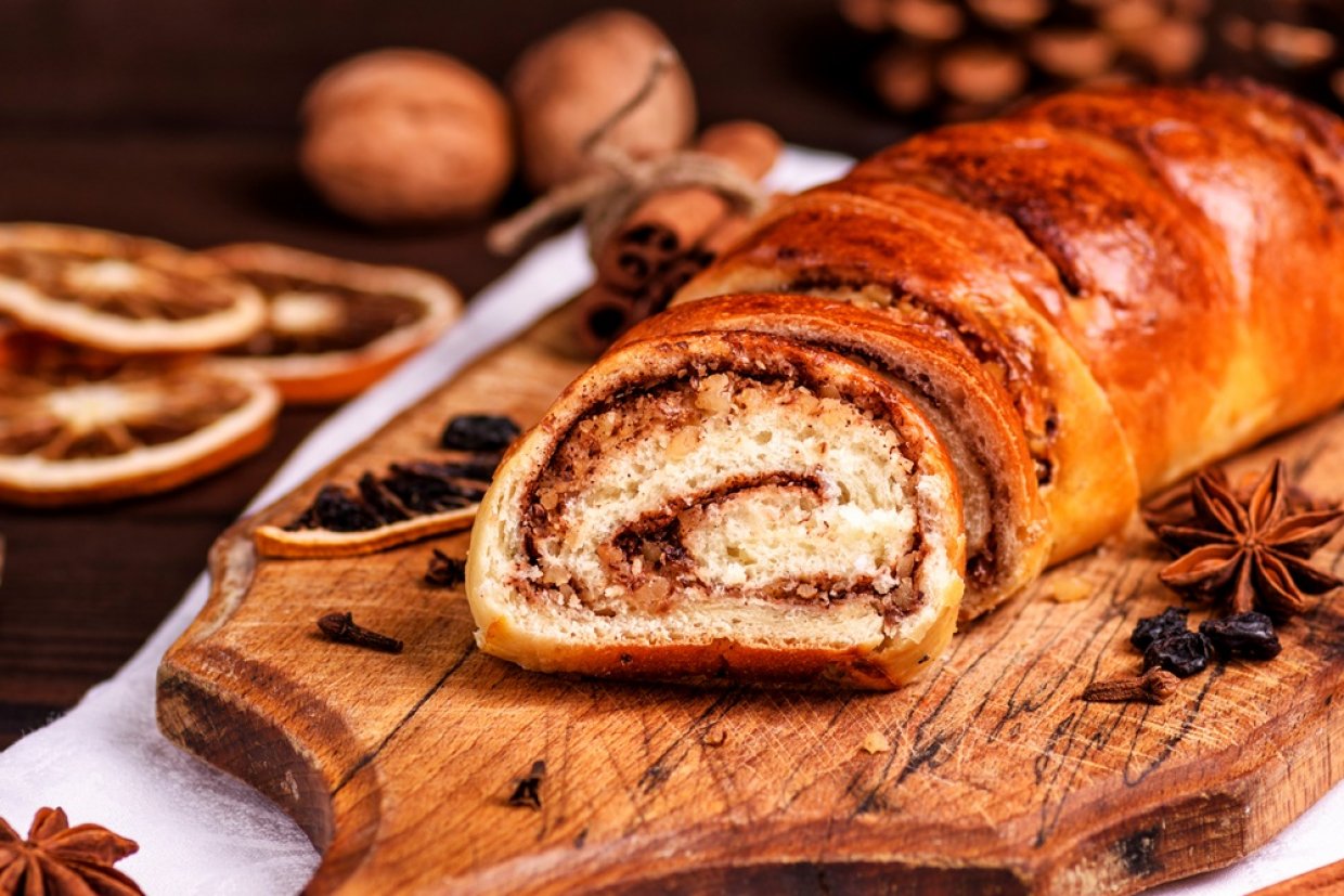 Рулет дріжджовий з горіхами