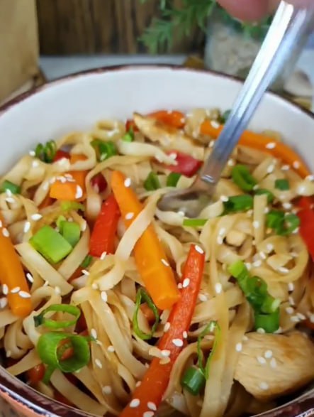 Удон с курицей и овощами