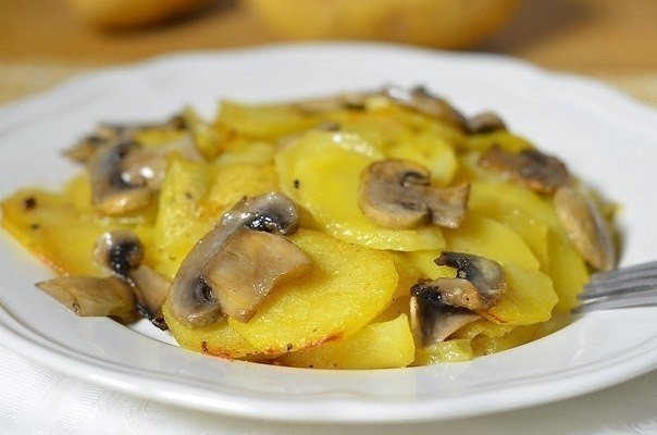 Картопля з грибами у вершках