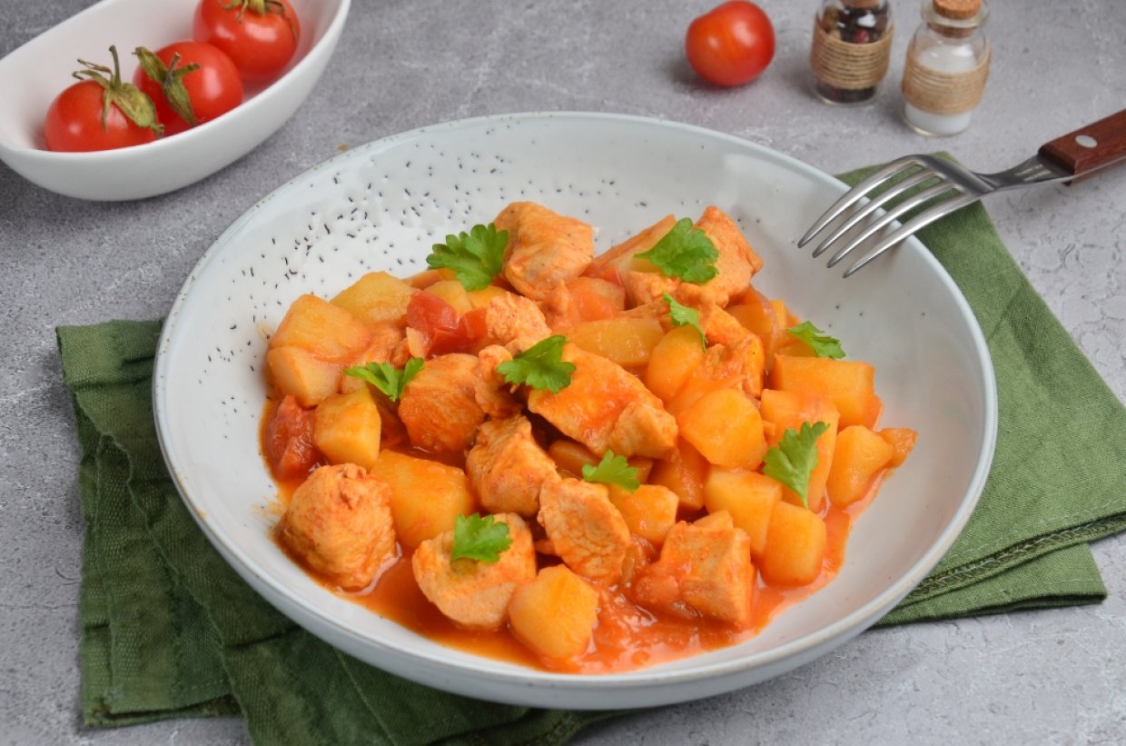 Курица с картошкой в томатном соусе