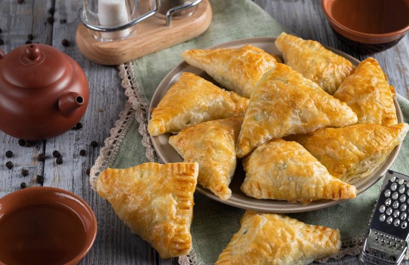 Слойки с сыром, шпинатом и яйцом