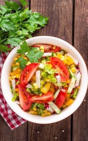 Салат овочевий з кукурудзою