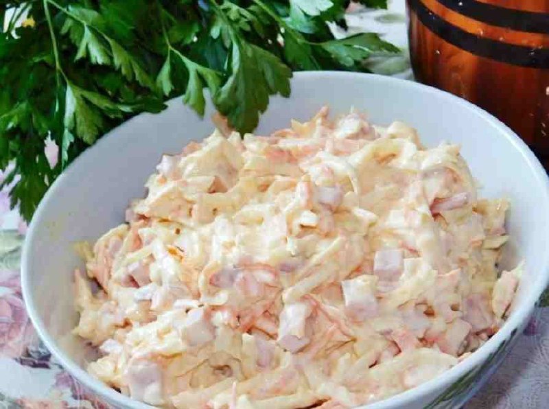 Салат з моркви з яблуком, сиром та шинкою