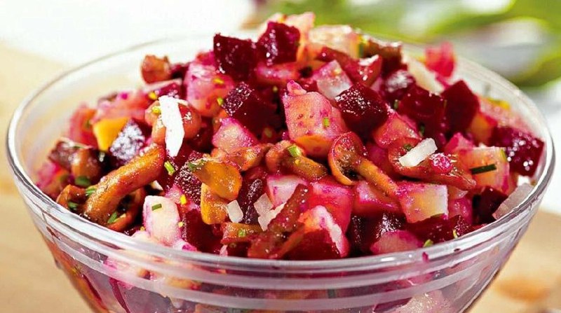 Винегрет с маринованными опятами