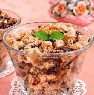 Салат с куриным филе, черносливом и орехами