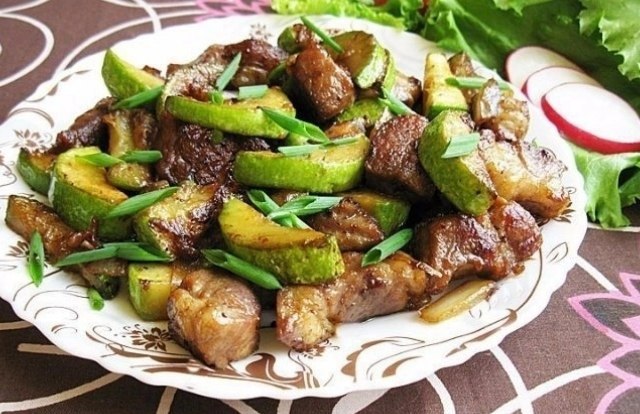 Тушеная свинина с кабачками