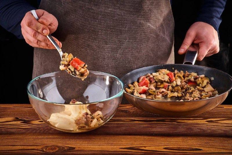 Блинные корзиночки с плавленым сыром и морепродуктами