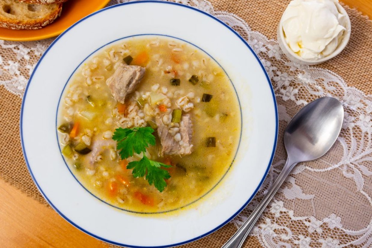 Розсольник класичний з перловкою, огірками та свининою