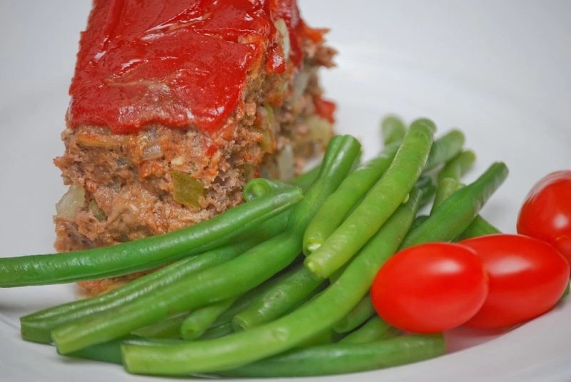 Мясная буханка в чашке в микроволновке