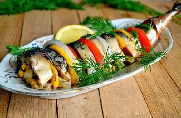 Скумбрия запеченная с овощами