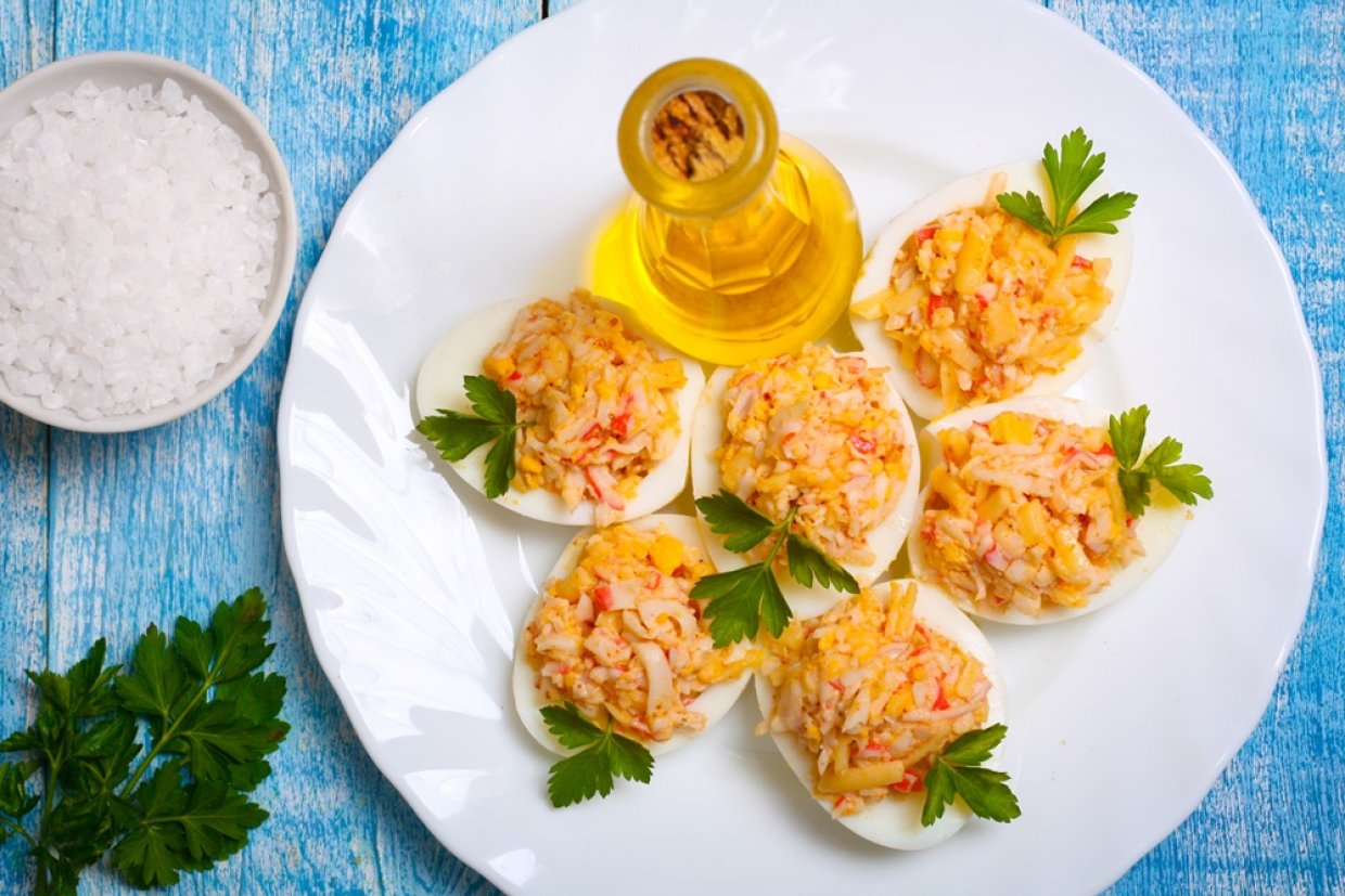 Фаршировані яйця з крабовими паличками