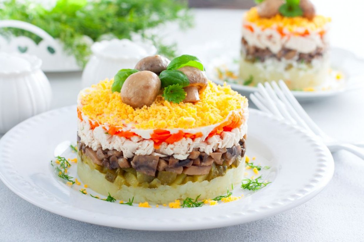 Листковий салат з куркою, печерицями та солоними огірками