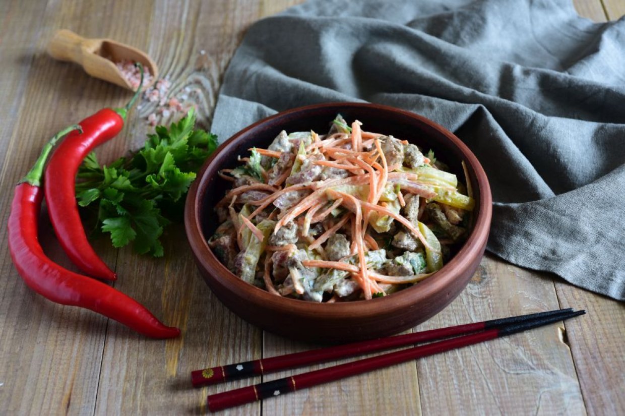 Салат зі смаженою куркою, картоплею та корейською морквою