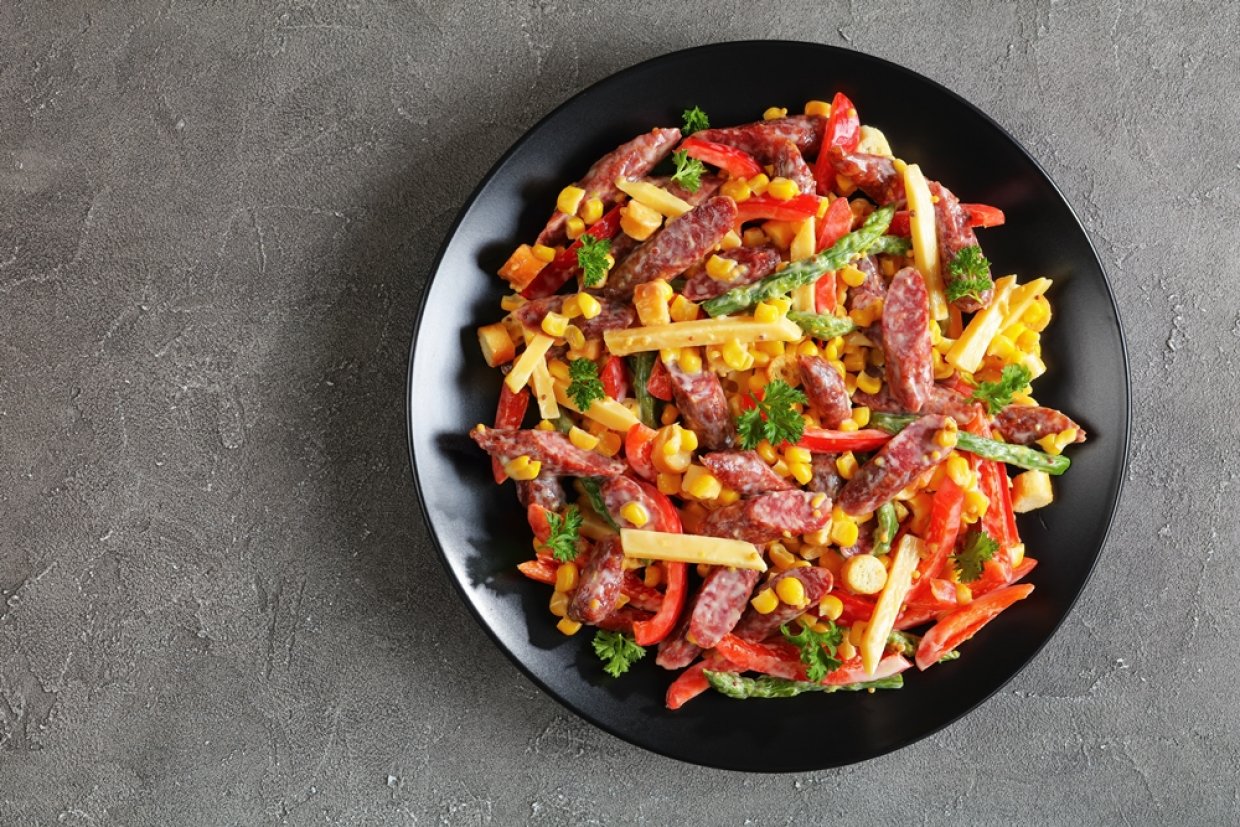 Салат з копченою ковбасою та кукурудзою