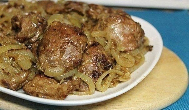 Куряча печінка з цибулею