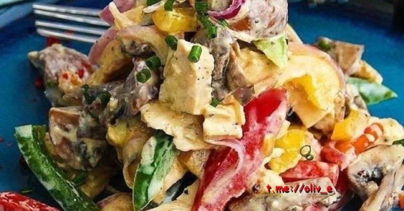 Салат з куркою, грибами та болгарським перцем