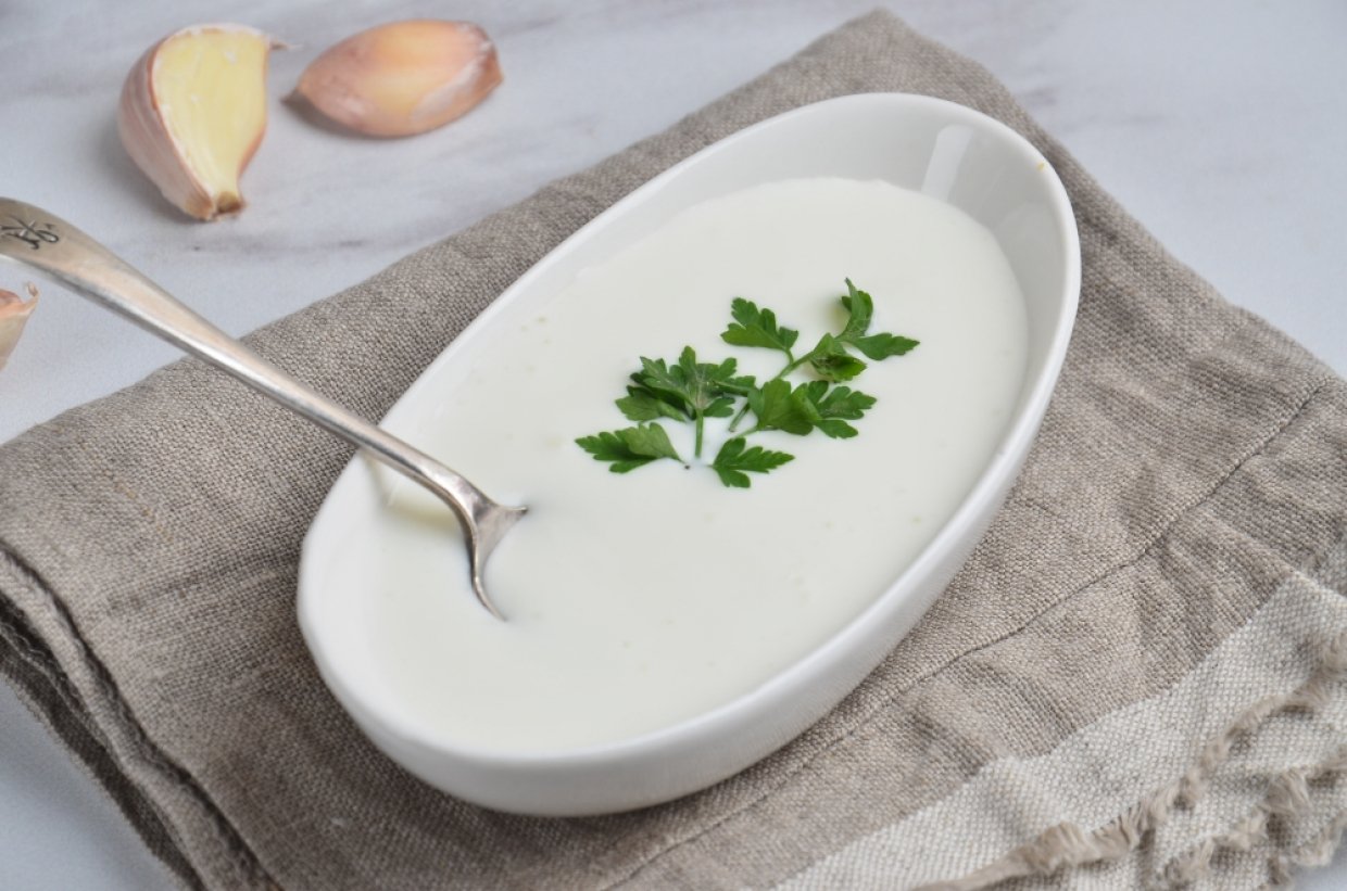 Білий часниковий соус
