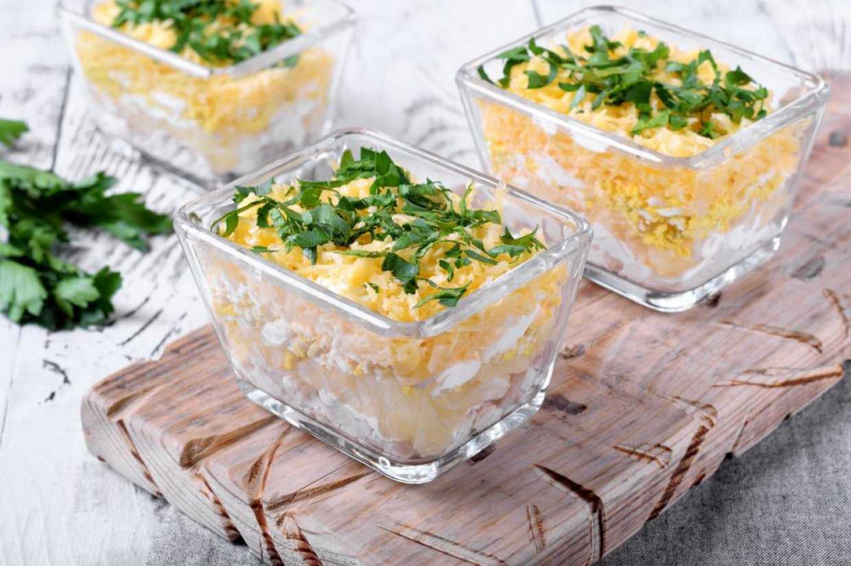 Листковий салат з ананасом, куркою, сиром та яйцями