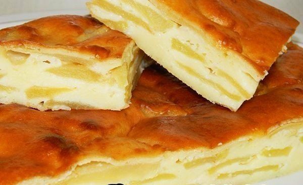 Шарлотка з яблуками на сметані