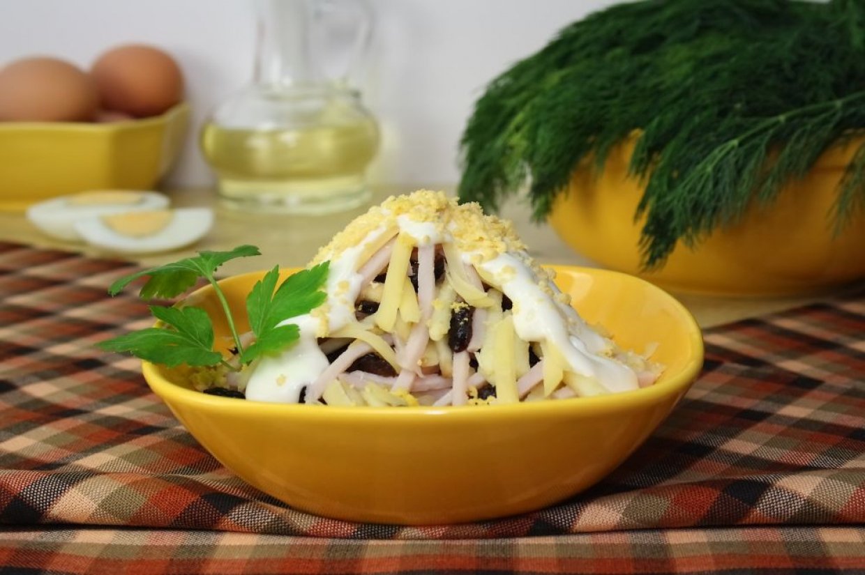Салат з шинкою, яблуками, чорносливом та яйцями