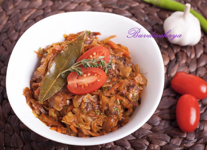 Капустяна солянка з сосисками