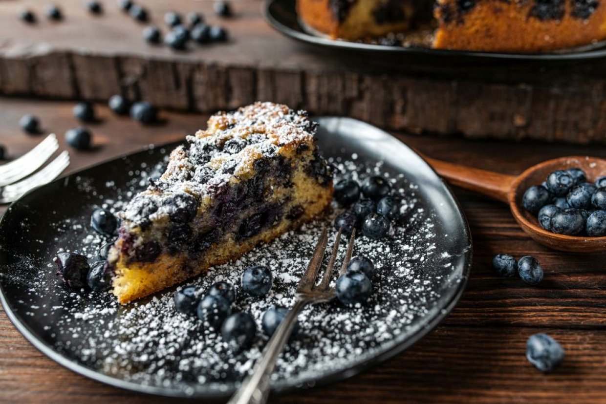 Шарлотка с голубикой