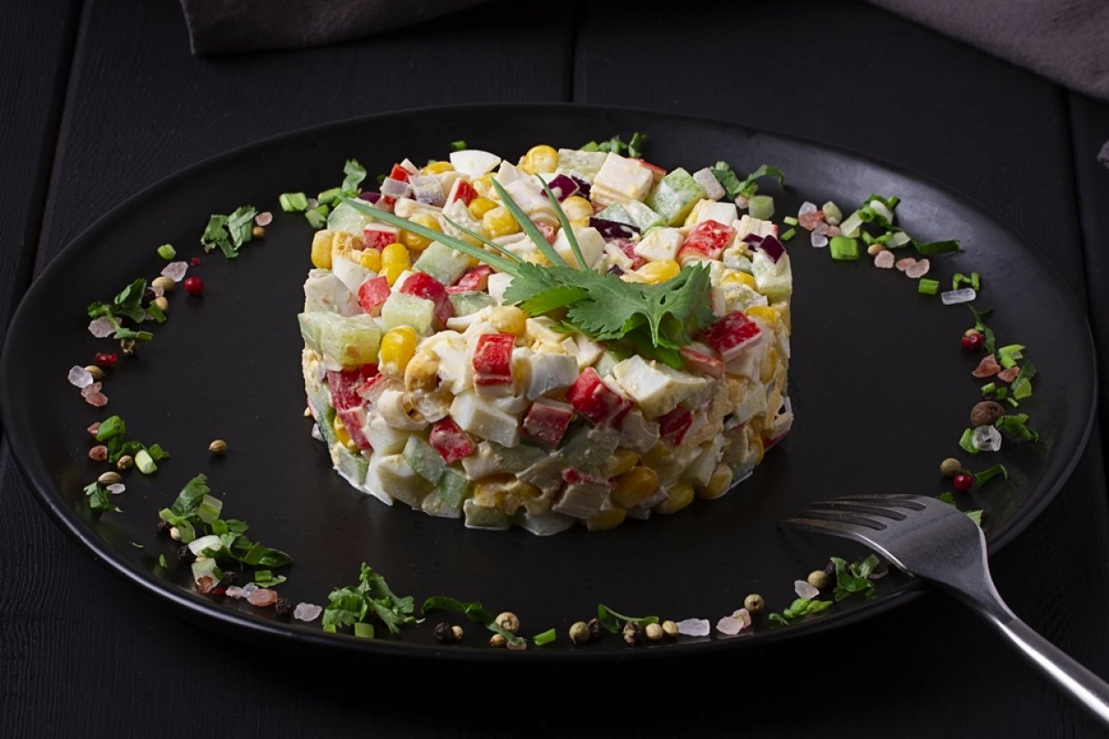 Крабовий салат з огірками та кукурудзою