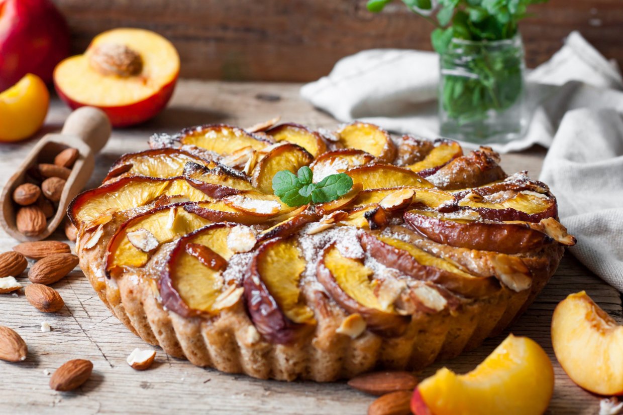 Шарлотка з персиками